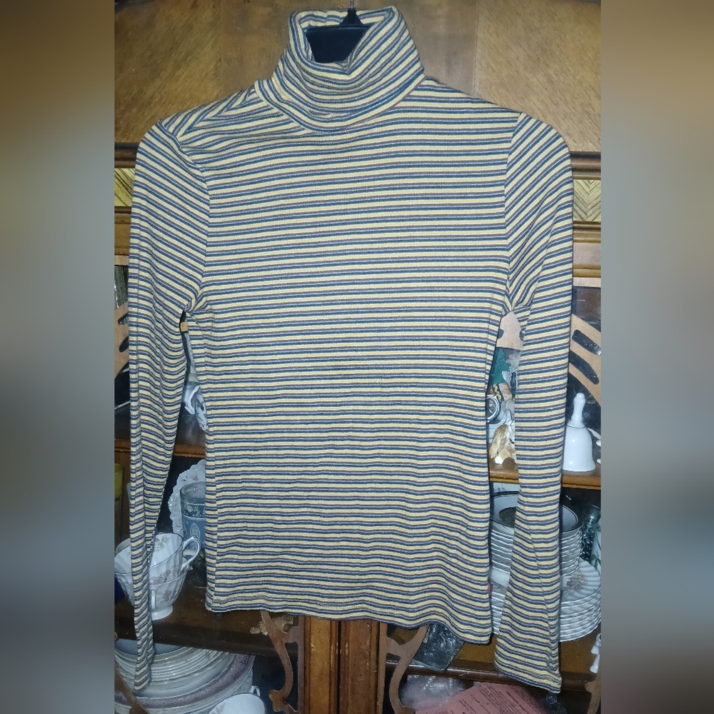 LEVIS xs Turtleneck